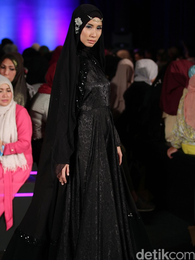 Ummi Pipik Black Sweetness Indonesia Fashion Week 2016. at Jakarta Convention Center. Senayan. Jakarta. [Foto: Mohamamd Abduh/Wolipop]