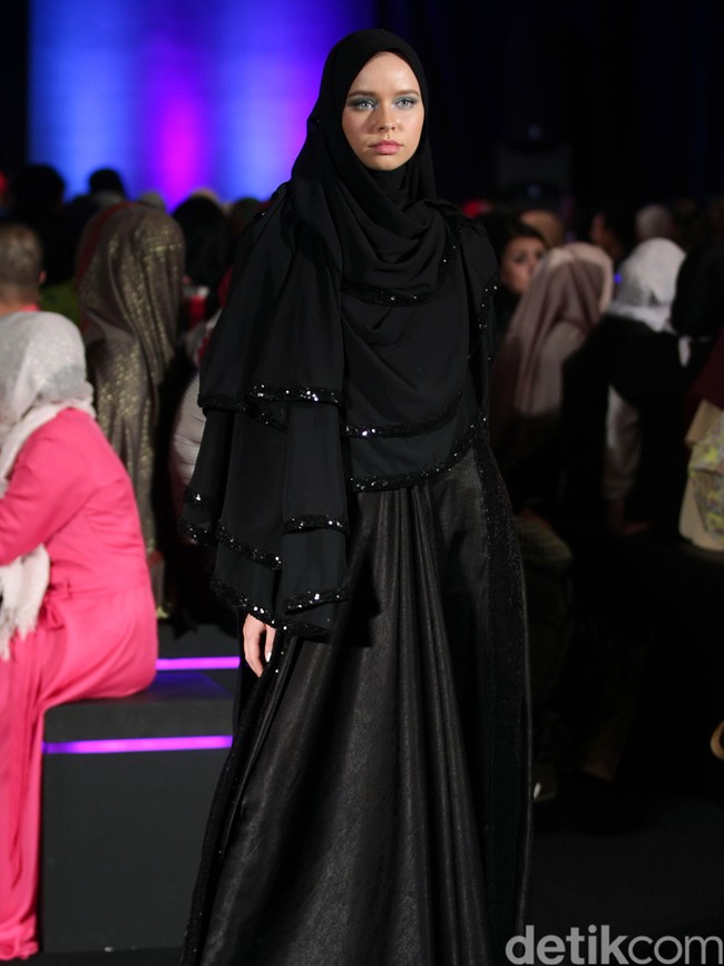 Ummi Pipik Black Sweetness Indonesia Fashion Week 2016. at Jakarta Convention Center. Senayan. Jakarta. [Foto: Mohamamd Abduh/Wolipop]