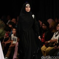 Ummi Pipik Black Sweetness Indonesia Fashion Week 2016. at Jakarta Convention Center. Senayan. Jakarta. [Foto: Mohamamd Abduh/Wolipop]