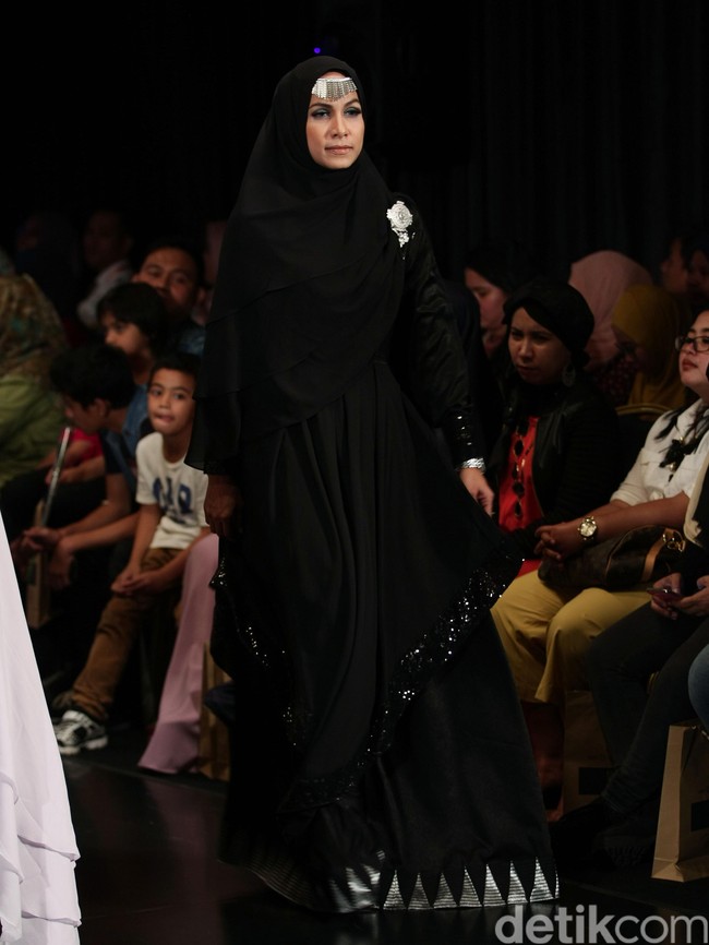 Ummi Pipik Black Sweetness Indonesia Fashion Week 2016. at Jakarta Convention Center. Senayan. Jakarta. [Foto: Mohamamd Abduh/Wolipop]