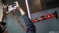 Garis KPK berwarna merah-hitam dipasang melintang di pintu kaca.