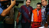 Senior Manager PT BA yaitu Dandung Pamularno (DPA) yang pertama keluar dari ruang pemeriksaan sekitar pukul 15.53 WIB.