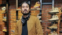 Ia tampil kasual dengan jaket coklat, kaus biru, jeans, dan boots coklat. Pool/Noel/detikFoto.