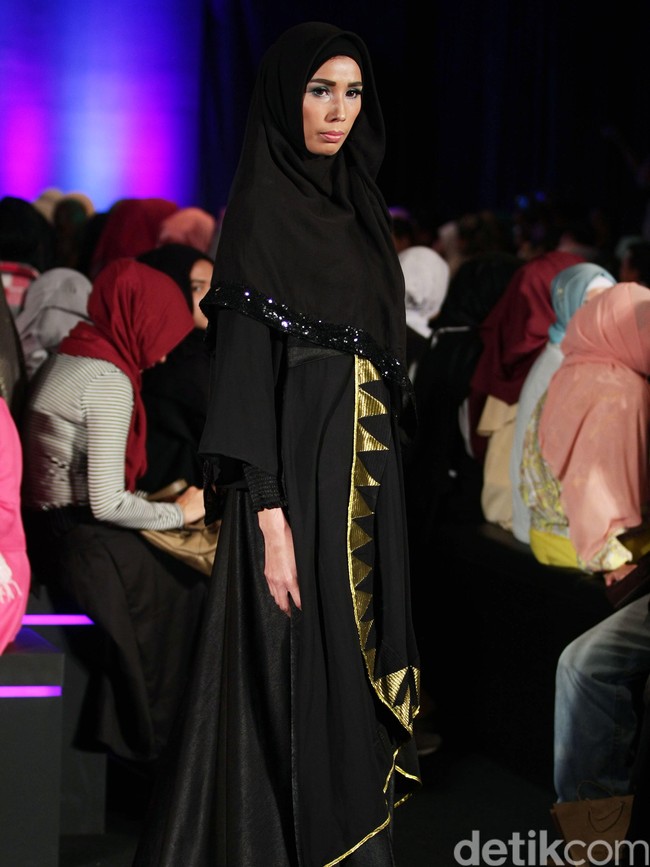 Ummi Pipik Black Sweetness Indonesia Fashion Week 2016. at Jakarta Convention Center. Senayan. Jakarta. [Foto: Mohamamd Abduh/Wolipop]