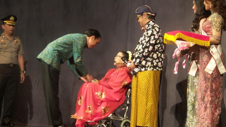 Jokowi Beri Penghargaan Tanda Tresno untuk Waldjinah Jokowi Beri Penghargaan Tanda Tresno untuk Waldjinah
