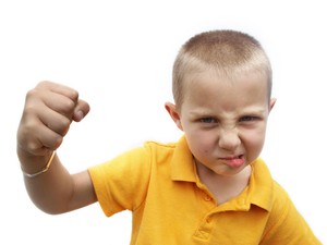 Ketika si Kecil Suka Memukul, Ini yang Perlu Ayah dan Ibu Pahami