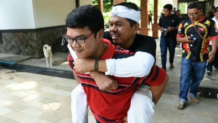 Istri Hamil, Suami Ngidam Gendong Bupati Dedi