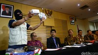 Petugas menunjukkan barang bukti uang dengan disaksikan pimpinan KPK.
