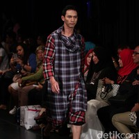 Out of Line by Melly Goeslaw Star on Famous Indonesia Fashion Week 2016. at Jakarta Convention Center. Senayan. Jakarta. [Foto: Mohamamd Abduh/Wolipop]