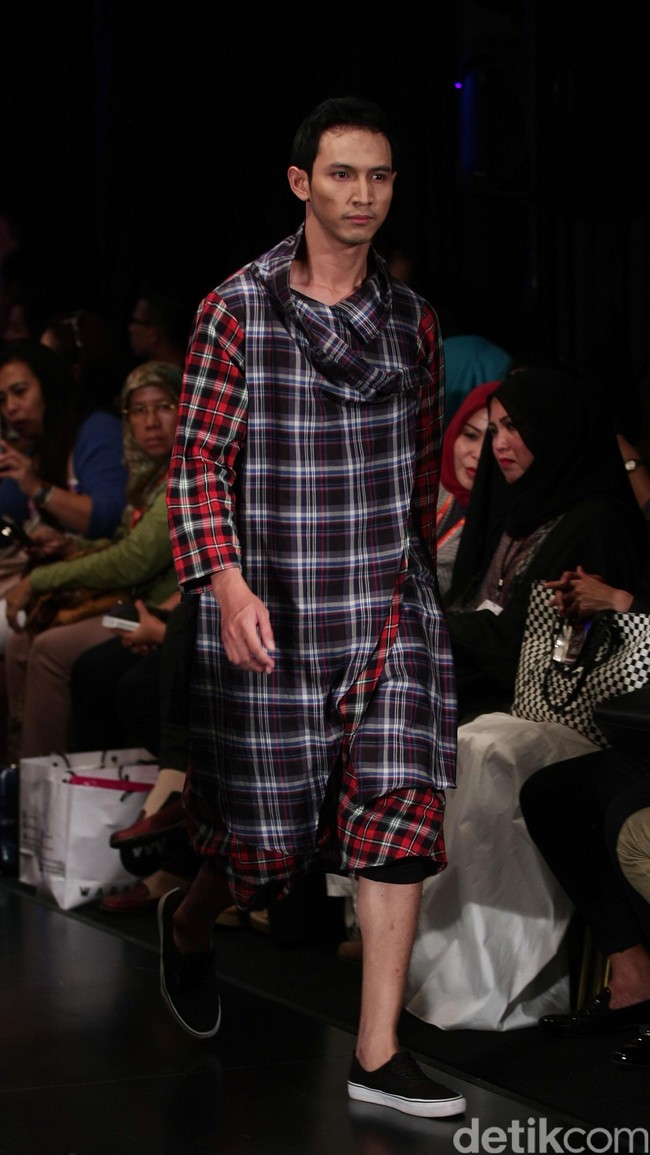 Out of Line by Melly Goeslaw Star on Famous Indonesia Fashion Week 2016. at Jakarta Convention Center. Senayan. Jakarta. [Foto: Mohamamd Abduh/Wolipop]