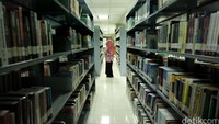 Seorang pengunjung mencari buku yang akan dibacanya di perpustakaan DPR, Jumat (1/4/2016).