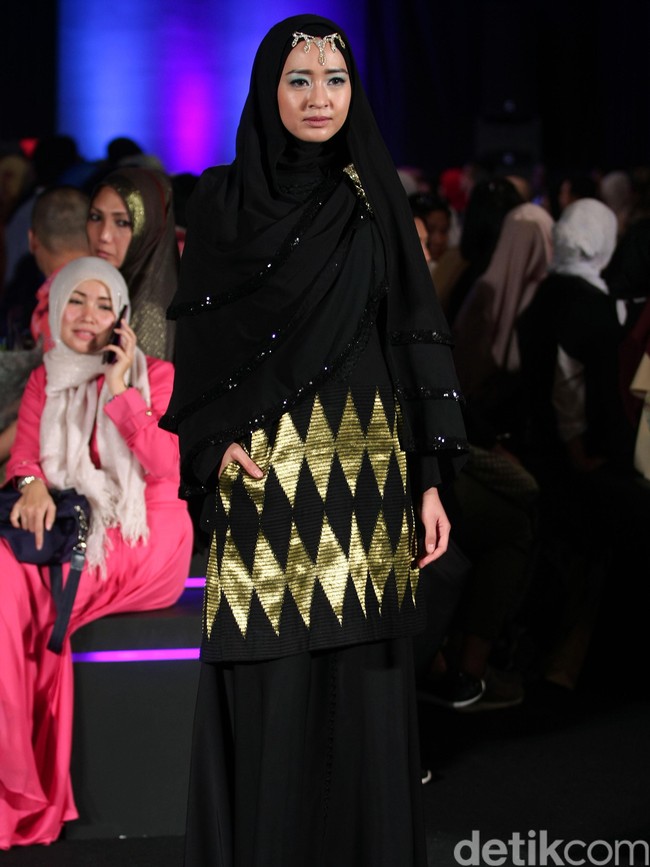 Ummi Pipik Black Sweetness Indonesia Fashion Week 2016. at Jakarta Convention Center. Senayan. Jakarta. [Foto: Mohamamd Abduh/Wolipop]