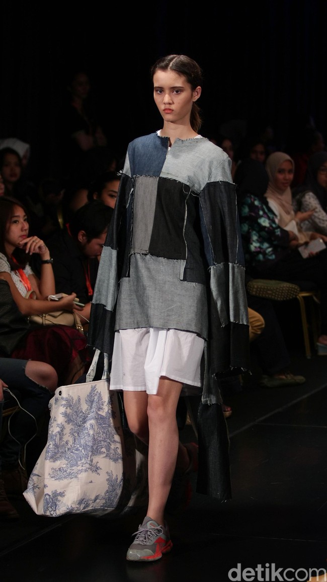 Out of Line by Melly Goeslaw Star on Famous Indonesia Fashion Week 2016. at Jakarta Convention Center. Senayan. Jakarta. [Foto: Mohamamd Abduh/Wolipop]