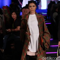 Out of Line by Melly Goeslaw Star on Famous Indonesia Fashion Week 2016. at Jakarta Convention Center. Senayan. Jakarta. [Foto: Mohamamd Abduh/Wolipop]