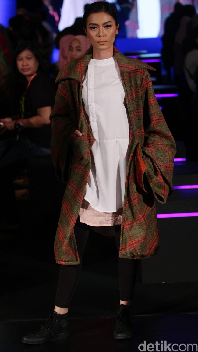 Out of Line by Melly Goeslaw Star on Famous Indonesia Fashion Week 2016. at Jakarta Convention Center. Senayan. Jakarta. [Foto: Mohamamd Abduh/Wolipop]