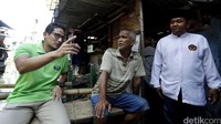Sandiaga Uno saat mendengarkan aspirasi warga di permukiman kumuh di kawasan Kebon Melati, Tanah Abang, Jakarat Pusat.