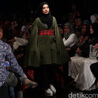 Out of Line by Melly Goeslaw Star on Famous Indonesia Fashion Week 2016. at Jakarta Convention Center. Senayan. Jakarta. [Foto: Mohamamd Abduh/Wolipop]