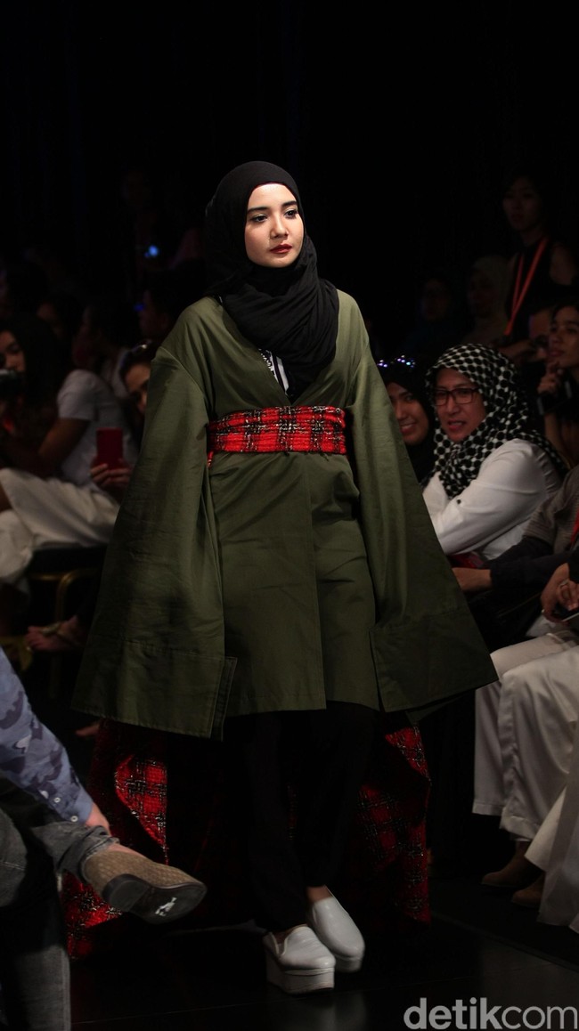 Out of Line by Melly Goeslaw Star on Famous Indonesia Fashion Week 2016. at Jakarta Convention Center. Senayan. Jakarta. [Foto: Mohamamd Abduh/Wolipop]