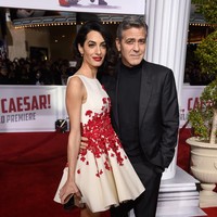George Clooney bahkan menikah untuk.pertamakalinya di atas usia 50 tahun. Pria yang baru jadi ayah ini menikahi Amal Clooney saat usianya 53 tahun pada 2014 silam. Foto: Getty Images