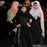 Ummi Pipik Black Sweetness Indonesia Fashion Week 2016. at Jakarta Convention Center. Senayan. Jakarta. [Foto: Mohamamd Abduh/Wolipop]