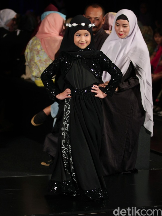 Ummi Pipik Black Sweetness Indonesia Fashion Week 2016. at Jakarta Convention Center. Senayan. Jakarta. [Foto: Mohamamd Abduh/Wolipop]