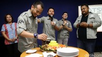 Risers memotong tumpeng menandai selesainya perjalanan Datsun Risers Expedition (DRE).