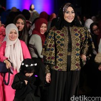Ummi Pipik Black Sweetness Indonesia Fashion Week 2016. at Jakarta Convention Center. Senayan. Jakarta. [Foto: Mohamamd Abduh/Wolipop]