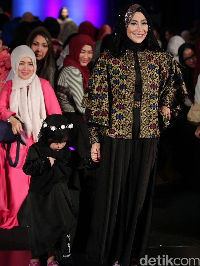 Ummi Pipik Black Sweetness Indonesia Fashion Week 2016. at Jakarta Convention Center. Senayan. Jakarta. [Foto: Mohamamd Abduh/Wolipop]