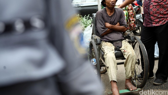 Patroli Dinsos Sisir PMKS di Masjid DKI Jakarta