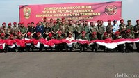 Para prajurit Kopassus TNI AD foto bersama dengan bendera merah putih berukuran 22 meter X 33 meter.