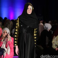 Ummi Pipik Black Sweetness Indonesia Fashion Week 2016. at Jakarta Convention Center. Senayan. Jakarta. [Foto: Mohamamd Abduh/Wolipop]