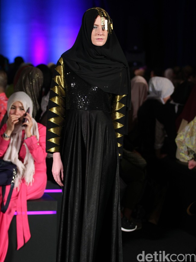 Ummi Pipik Black Sweetness Indonesia Fashion Week 2016. at Jakarta Convention Center. Senayan. Jakarta. [Foto: Mohamamd Abduh/Wolipop]