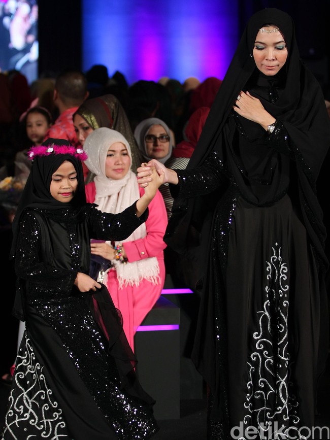 Ummi Pipik Black Sweetness Indonesia Fashion Week 2016. at Jakarta Convention Center. Senayan. Jakarta. [Foto: Mohamamd Abduh/Wolipop]