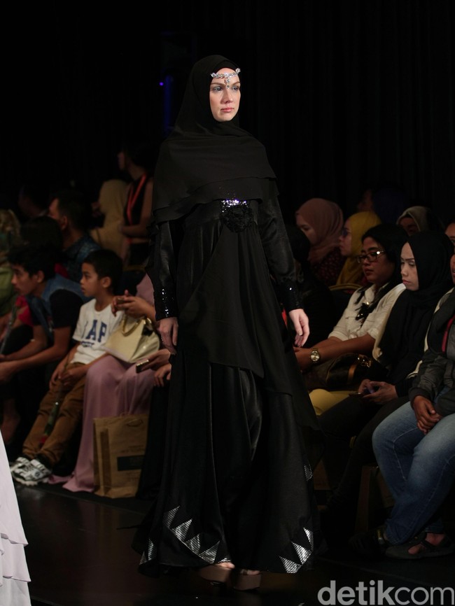 Ummi Pipik Black Sweetness Indonesia Fashion Week 2016. at Jakarta Convention Center. Senayan. Jakarta. [Foto: Mohamamd Abduh/Wolipop]