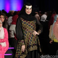 Ummi Pipik Black Sweetness Indonesia Fashion Week 2016. at Jakarta Convention Center. Senayan. Jakarta. [Foto: Mohamamd Abduh/Wolipop]