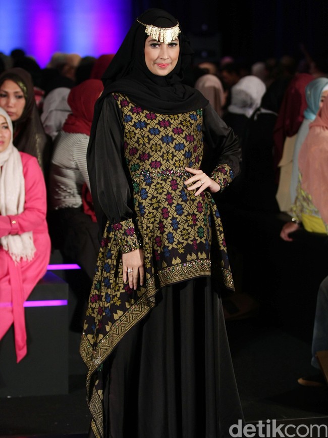 Ummi Pipik Black Sweetness Indonesia Fashion Week 2016. at Jakarta Convention Center. Senayan. Jakarta. [Foto: Mohamamd Abduh/Wolipop]