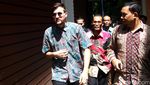 Mengadu ke KPAI, Stuart Collin Berkacamata Hitam