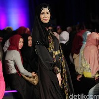 Ummi Pipik Black Sweetness Indonesia Fashion Week 2016. at Jakarta Convention Center. Senayan. Jakarta. [Foto: Mohamamd Abduh/Wolipop]