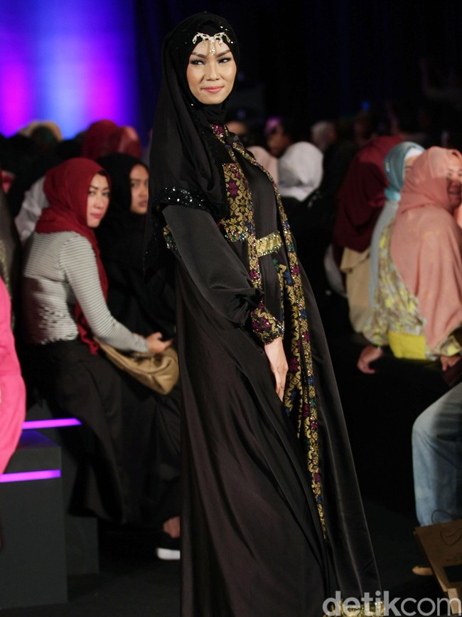 Ummi Pipik Black Sweetness Indonesia Fashion Week 2016. at Jakarta Convention Center. Senayan. Jakarta. [Foto: Mohamamd Abduh/Wolipop]