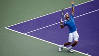 Novak Djokovic melakukan servis saat bertarung melawan David Goffin di semifinal Miami Terbuka. Geoff Burke/Reuters/detikFoto.