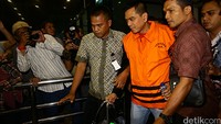 Sanusi keluar dengan dikawal petugas KPK.