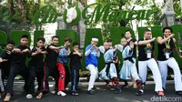 Bupati Purwakarta Dedi Mulyadi foto bersama para pendekar yang akan memeriahkan Festival Seni Bela Diri Dunia 2016. Pool/Tri Ispranoto/detikFoto.