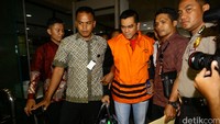 M Sanusi keluar dari ruang pemeriksaan, Sabtu (2/4/2016) sekitar pukul 00.26 WIB.