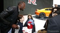 Di New York Auto Show, kehadiran Bolt dan GT-R model terbaru menarik perhatian pengunjung, anak dan orang dewasa minta berfoto bareng. Foto: Response