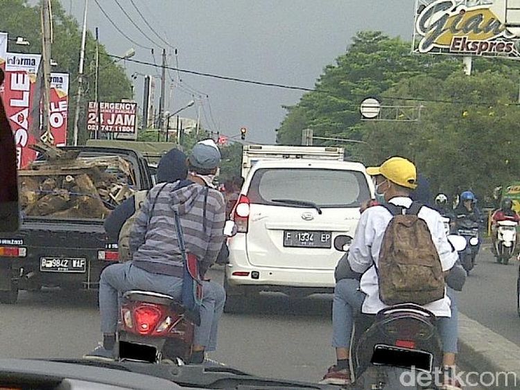 Bahaya Ah, Jangan Bercanda Sambil Naik Motor