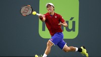 Nishikori berusaha mengembalikan bola saat melawan Kyrgios di semifinal Miami Terbuka. Dalam pertandingan ini Nishikori sukses mengalahkan Nick Kyrgios dua set langsung 6-3 dan 7-5. Geoff Burke/Reuters/detikFoto.