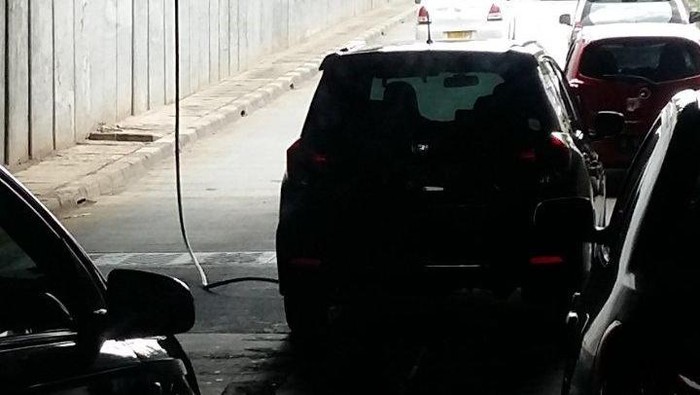 Ada Kabel Menjuntai di Underpass Pramuka Arah Rawamangun, Lalin Macet