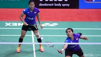 Greysia Polii dan Nitya Krishinda Maheswari bertanding melawan Ayaka Takahashi/Misaki Matsutomo di semifinal India Terbuka Super Series yang dihelat di Siri Fort Sports Complex, New Delhi, Sabtu (2/4/2016) sore WIB. Sajjad Hussain/AFP/detikFoto.