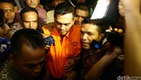 Sanusi hanya diam saat ditanya tentang kasus suap yang membelitnya.