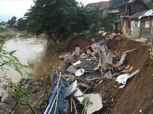 Belajar dari Pengalaman, Warga di Tepi Ciliwung Sigap Hindari Longsor